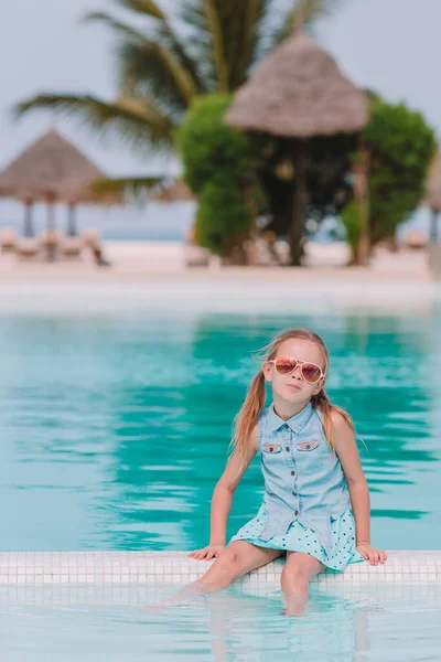 Adorabile bambina che nuota nella piscina all'aperto — Foto Stock