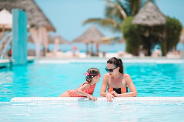 Yaz tatili lüks yüzme havuzunda zevk aile