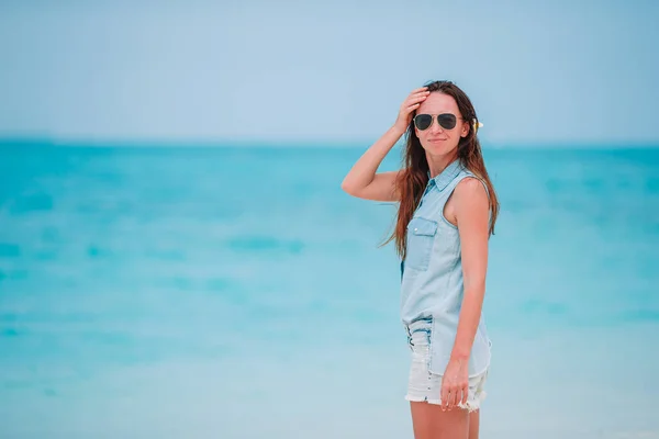 Junge Modefrau in grünem Kleid am Strand — Stockfoto