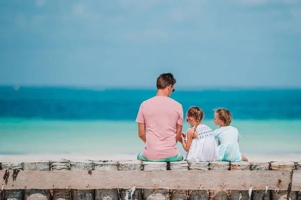 Vader en kinderen genieten van het tropische strand-zomervakantie — Stockfoto
