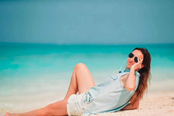 Jovem mulher da moda em vestido verde na praia — Fotografia de Stock