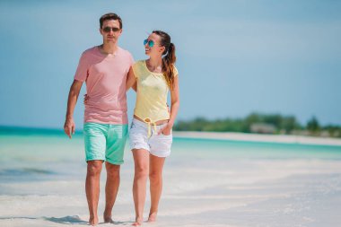 Genç Beyaz kumsalda çift. Mutlu aile balayı tatil