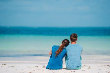 Yaz tatilinde beyaz plajda genç bir çift.