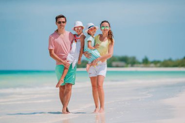 Genç aile tatilde çok eğleniyor.