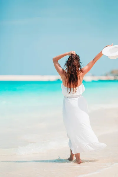 Mujer hermosa joven en la playa tropical de arena blanca. — Foto de Stock