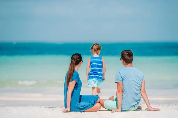 Genç aile tatilde çok eğleniyor. — Stok fotoğraf