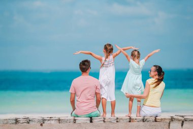Genç aile tatilde çok eğleniyor.