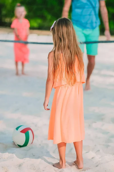 Schattig meisje met bal spelen op strand. Kinderen zomer sport buitenshuis op Caribische eiland — Stockfoto