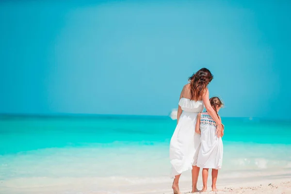 Красива мати і дочка на пляжі насолоджуються літніми канікулами . — стокове фото