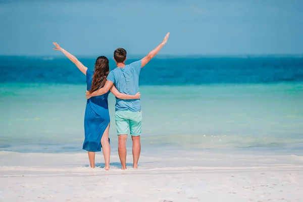 Bild på lyckliga par i solglasögon på stranden — Stockfoto