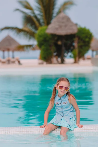 Kleines entzückendes Mädchen im Freibad — Stockfoto