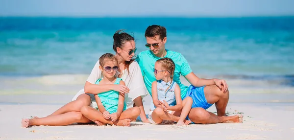 Genç bir aile sahilde tatilde. — Stok fotoğraf