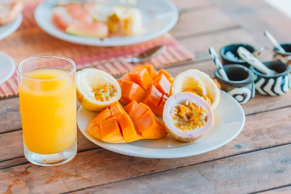 Sabrosas frutas exóticas - fruta de la pasión madura, mango en el desayuno en restaraunt al aire libre — Foto de Stock