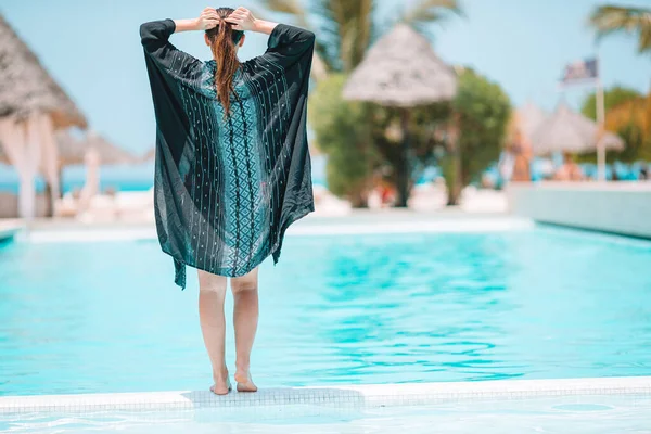 Frau entspannt sich am Pool eines Luxushotels und genießt perfekten Strandurlaub — Stockfoto