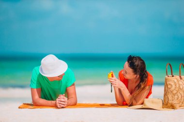 Mutlu çift tatilde kumsalda bir öz fotoğrafta