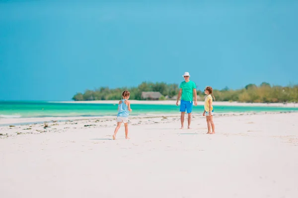 Pai e crianças desfrutando de férias na praia — Fotografia de Stock