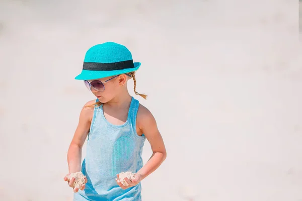 สาวน้อยน่ารักที่ชายหาด ระหว่างวันหยุดแคริบเบียน — ภาพถ่ายสต็อก