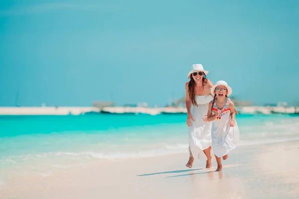 Hermosa madre e hija en la playa caribeña disfrutando de vacaciones de verano. — Foto de Stock