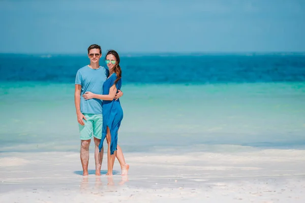 Pareja joven en playa blanca durante las vacaciones de verano. —  Fotos de Stock