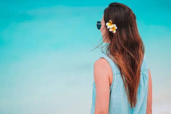 Ung modekvinna i grön klänning på stranden — Stockfoto