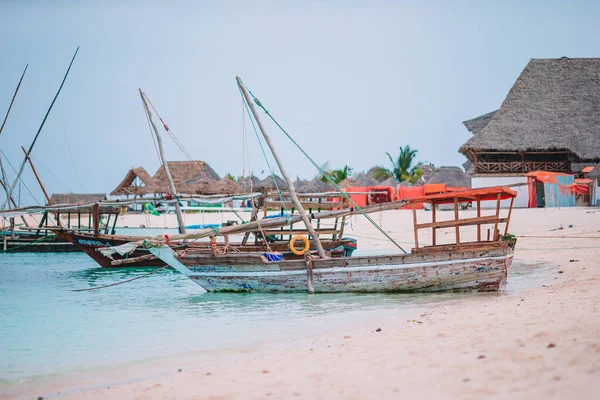 Bella baia accogliente con barche e acqua turchese chiaro — Foto Stock