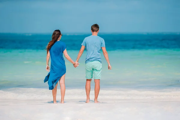 Zdjęcie szczęśliwej pary w okularach słonecznych na plaży — Zdjęcie stockowe