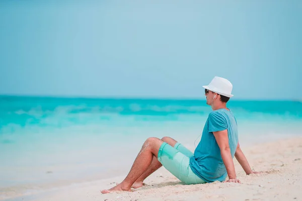 Hombre joven en la playa tropical blanca — Foto de Stock