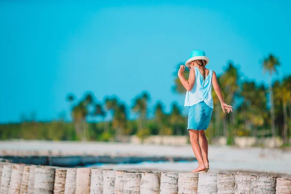 Söt liten flicka på stranden under caribbean semester — Stockfoto