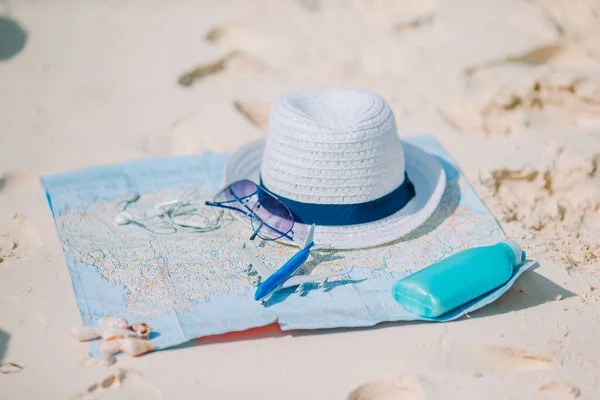 Primer plano de pasaportes, avión de juguete, gafas de sol en el mapa —  Fotos de Stock