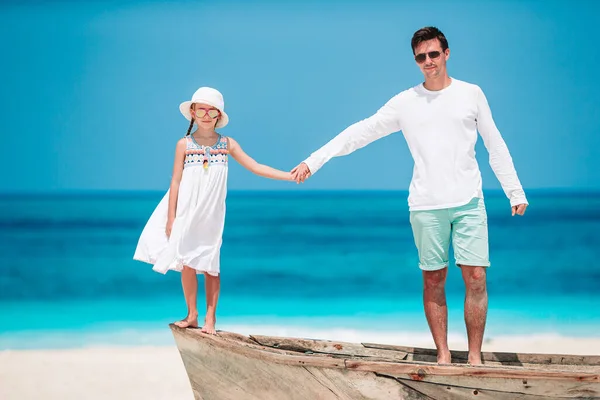 Little girl and happy dad having fun during beach vacation — Stock Photo, Image