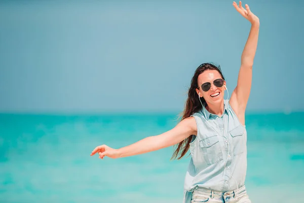 Mujer tendida en la playa disfrutando de vacaciones de verano mirando al mar — Foto de Stock