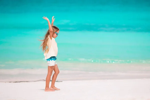 Portret urocza dziewczynka na plaży na jej letnie wakacje — Zdjęcie stockowe