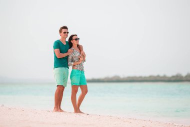 Yaz tatilinde beyaz plajda genç bir çift.