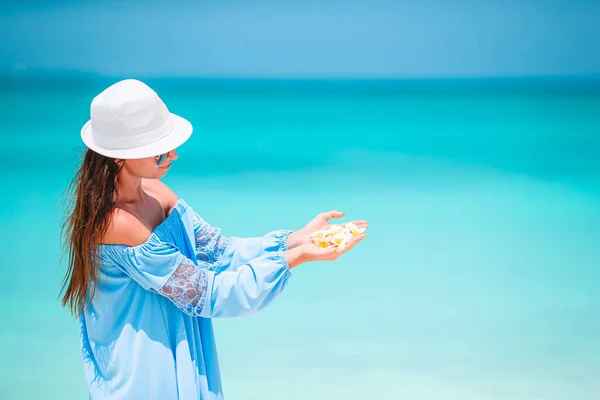 Junge Modefrau in grünem Kleid am Strand — Stockfoto