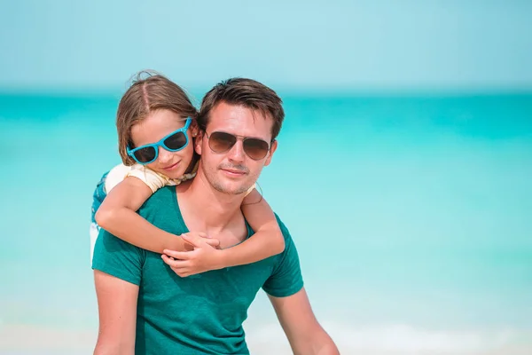Niña y papá feliz divirtiéndose durante las vacaciones en la playa — Foto de Stock
