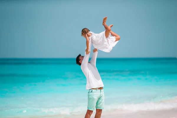 Liten flicka och glad pappa har roligt under stranden semester — Stockfoto