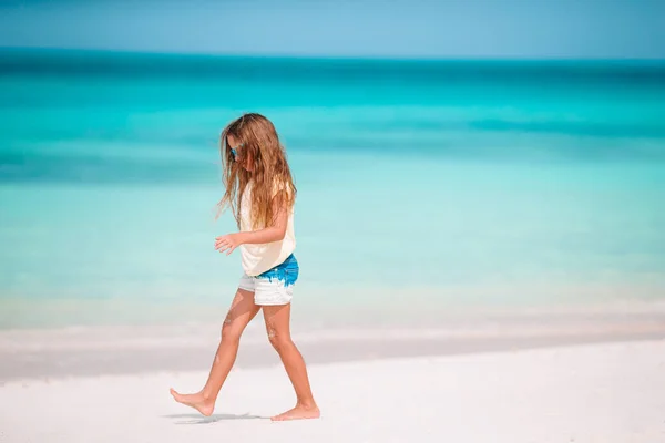 Ritratto di adorabile bambina in spiaggia durante le sue vacanze estive — Foto Stock