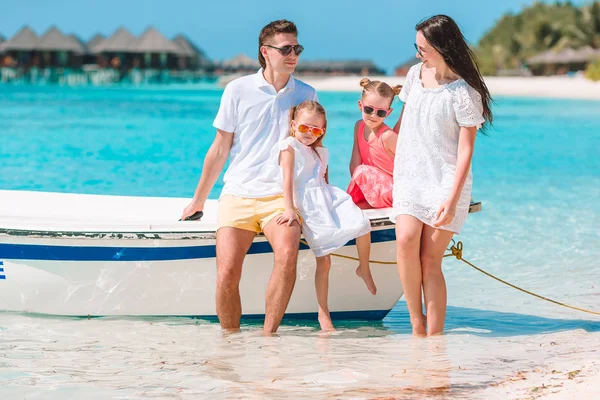 Giovane famiglia in vacanza hanno un sacco di divertimento — Foto Stock