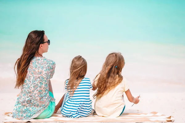 Adorable little girls and young mother on tropical white beach — Stock Photo, Image