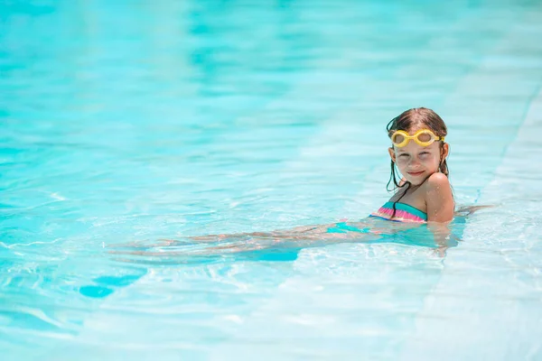 Niña adorable en la piscina al aire libre —  Fotos de Stock