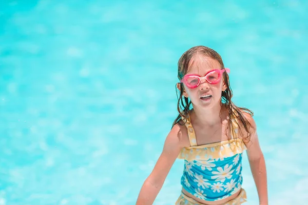 Mała urocza dziewczyna w odkrytym basenie — Zdjęcie stockowe