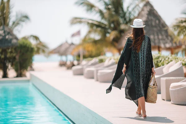 Žena relaxace u bazénu v luxusním hotelovém resortu těší perfektní dovolenou na pláži — Stock fotografie