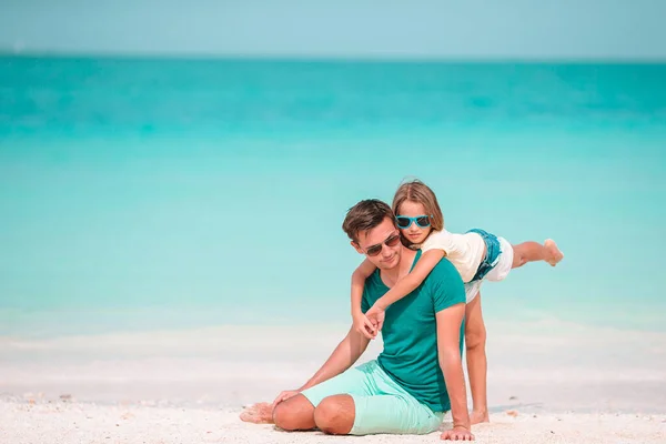 Niña y papá feliz divirtiéndose durante las vacaciones en la playa —  Fotos de Stock