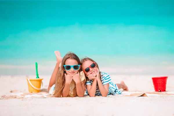 Małe dziewczynki na plaży podczas wakacji — Zdjęcie stockowe