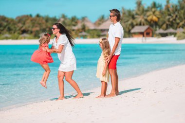 Genç aile tatilde çok eğleniyor.