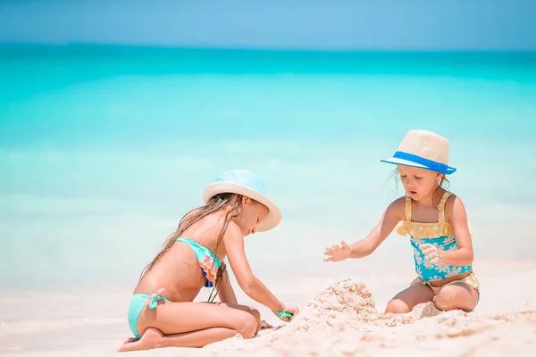 Kislányok a strandon a nyári vakáció alatt — Stock Fotó