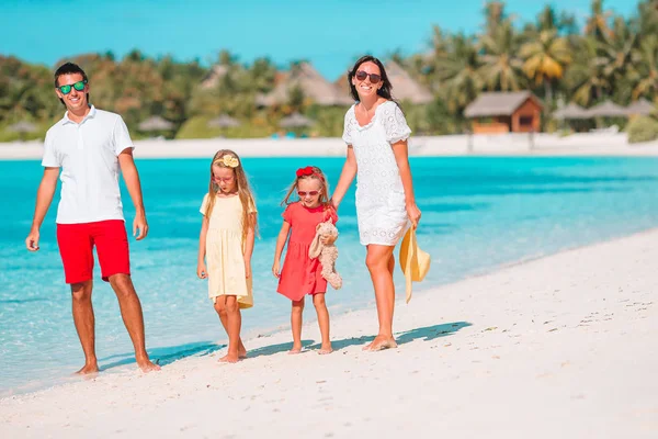 Giovane famiglia in vacanza hanno un sacco di divertimento — Foto Stock