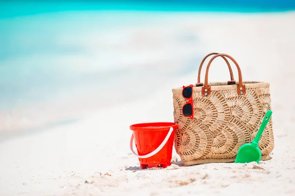 Strandaccessoires - strozak, hoed en zonnebril op het strand — Stockfoto