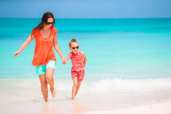 Bella madre e figlia sulla spiaggia caraibica godendo di vacanze estive. — Foto Stock