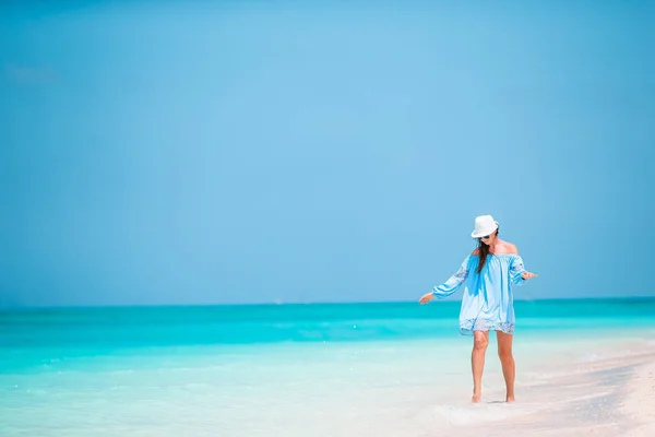 Giovane donna di moda in abito verde sulla spiaggia — Foto Stock